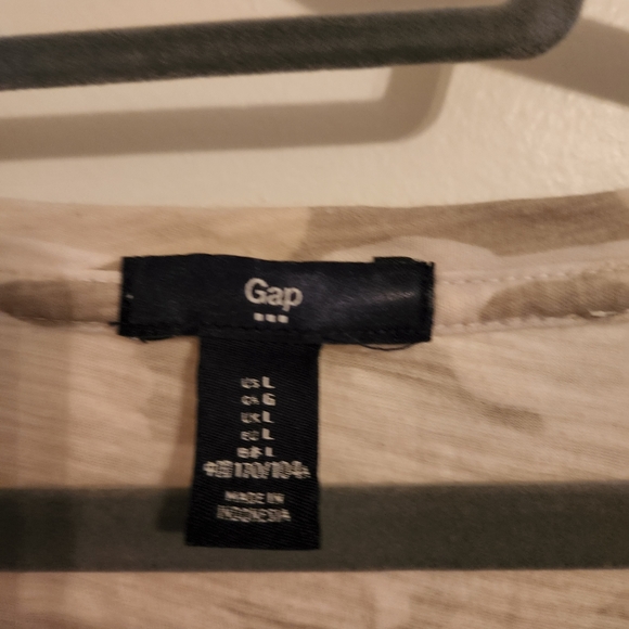 GAP camo print tshirt - Picture 3 of 3